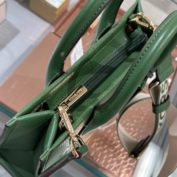 Michael Kors Mirella Small Pebbled Leather Shopper Crossbody XBODY Bag MK

NWT - Picture 16 of 16